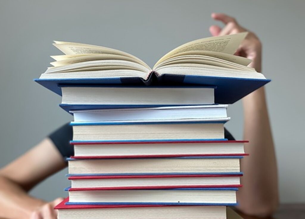 事業家集団環境で師匠から教わった自己投資の読書で経営者の経験を学んでいるメンバー